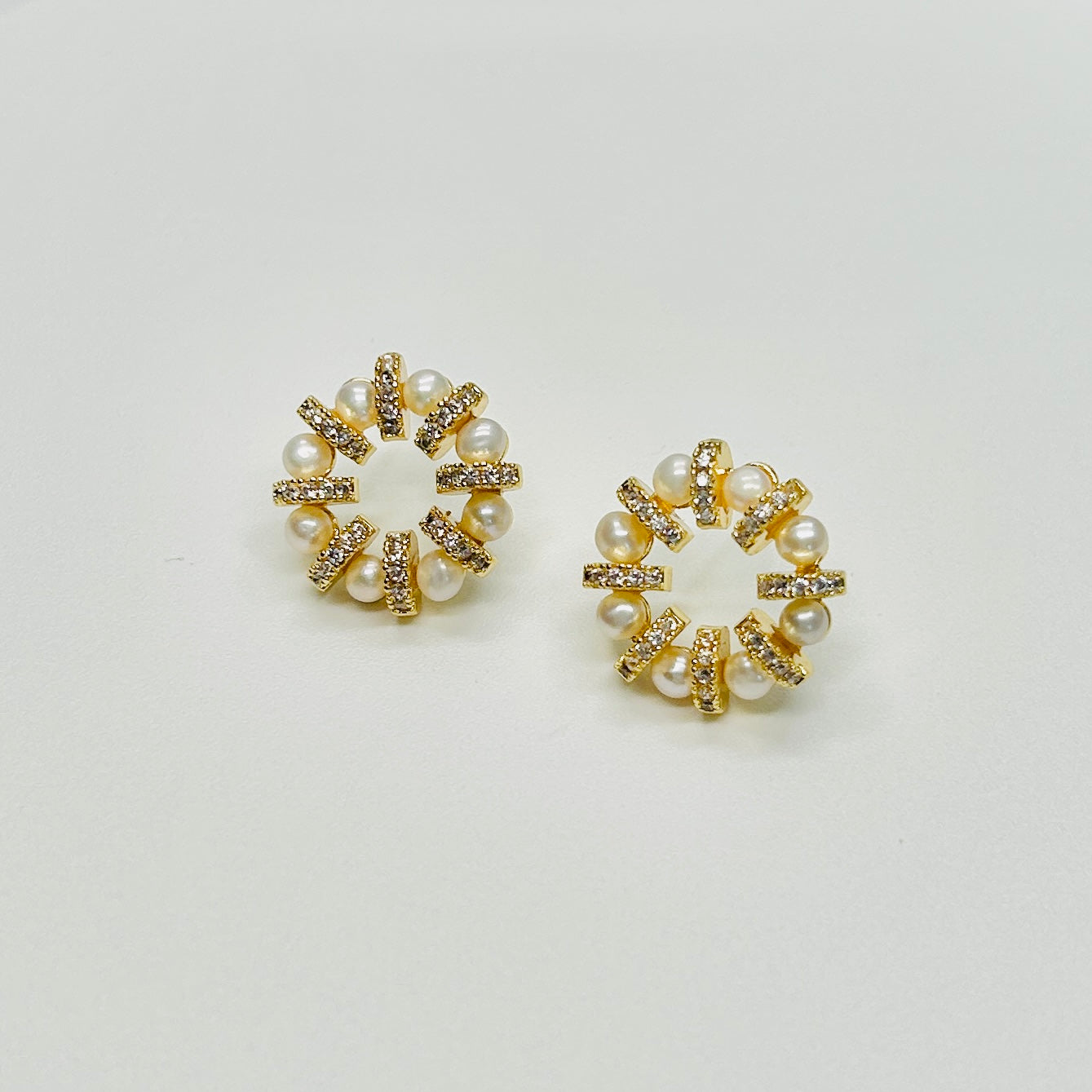 Stonelry Pearl Stud Earrings - Mermaid's Wreath