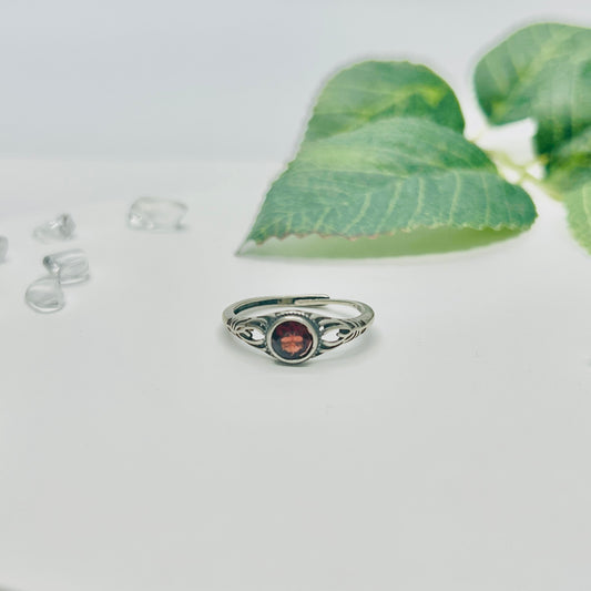 Stonelry Garnet Ring - Round-Cut Birthstone Ring