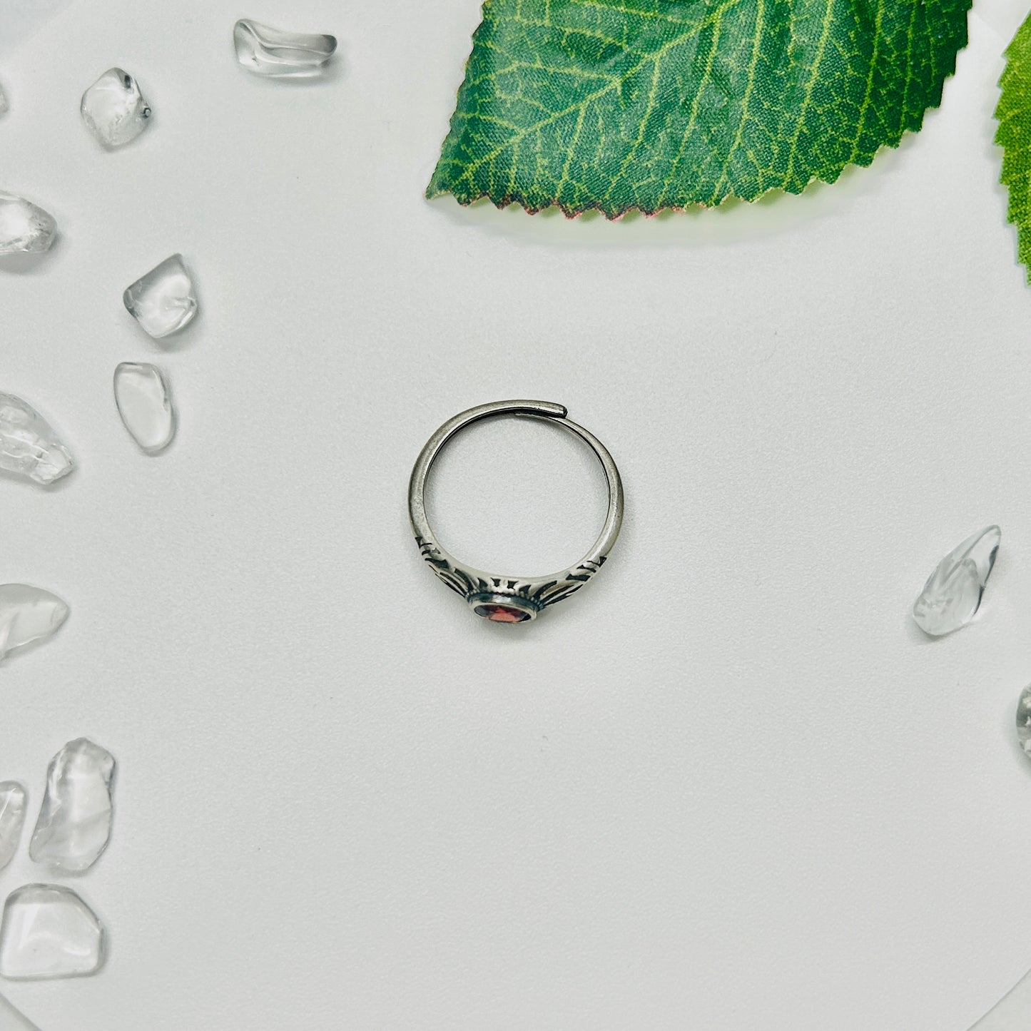 Stonelry Garnet Ring - Round-Cut Birthstone Ring