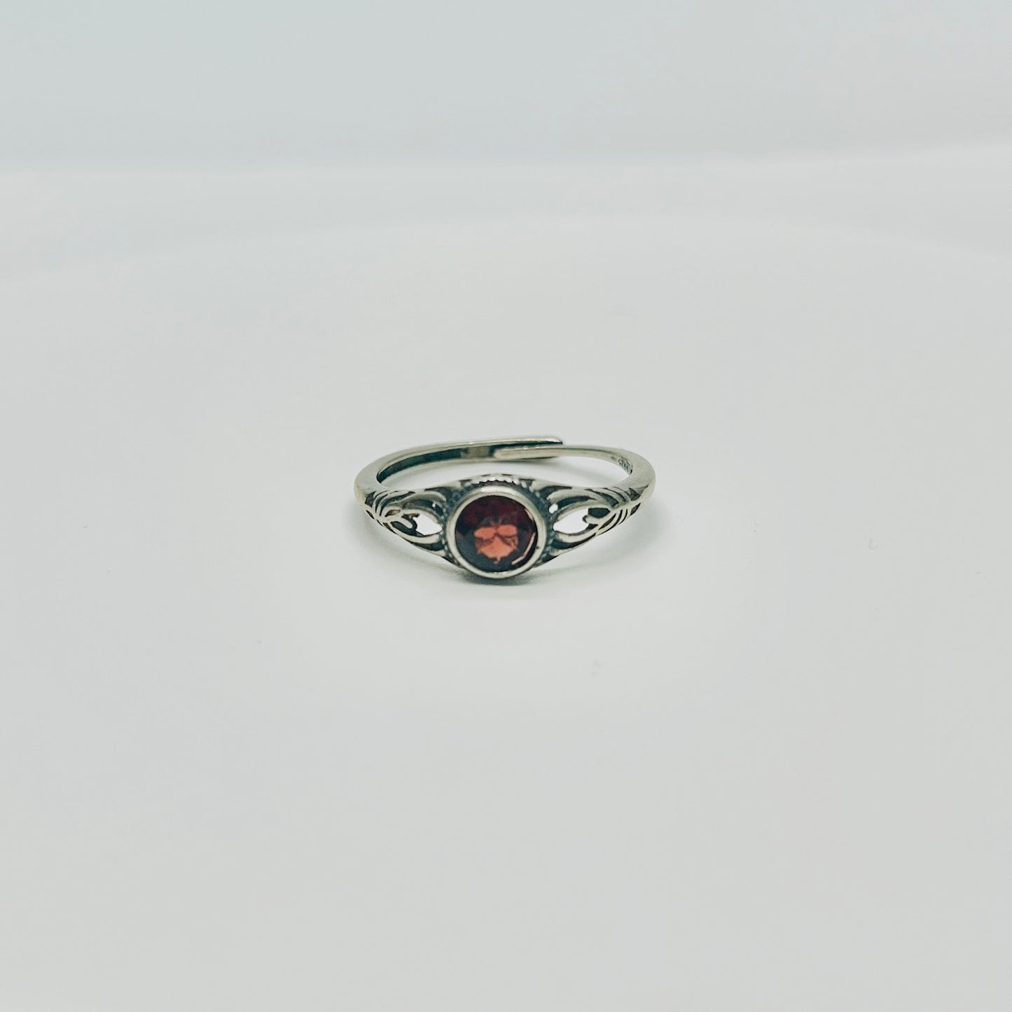 Stonelry Garnet Ring - Round-Cut Birthstone Ring